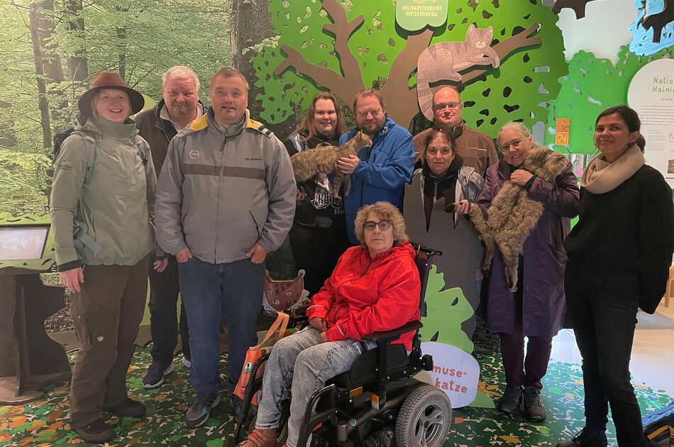 Besuchergruppe in der Ausstellung der Wildkatzenscheune (Werkstattbeschäftige des dbi) Besuchergruppe in der Ausstellung der Wildkatzenscheune (Werkstattbeschäftige des dbi)