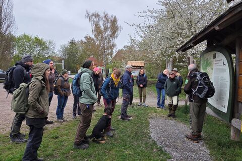 Nationalparkleiter Rüdiger Biehl erklärt anhand einer Schautafel die Besonderheiten des Nationalparks Hainich
