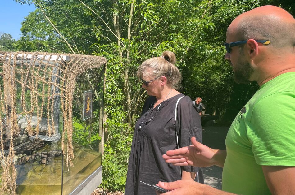 Projektleiter Martin Burmeister im Gespräch mit Umweltstaatssekretärin Karin Arndt über das ENL-Projekt Gelbbauchunke Projektleiter Martin Burmeister im Gespräch mit Umweltstaatssekretärin Karin Arndt über das ENL-Projekt Gelbbauchunke