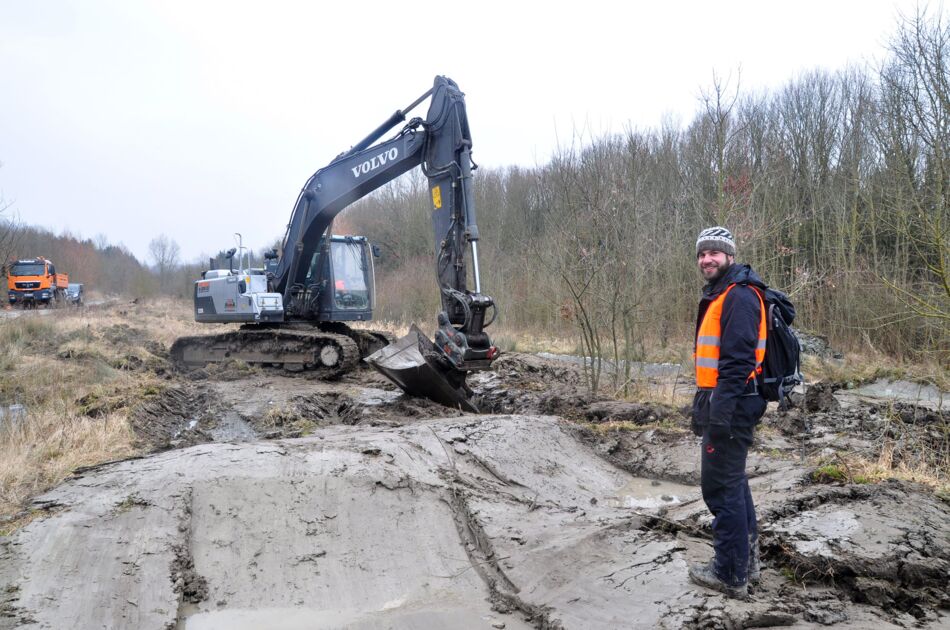 Projektmitarbeiter bei Anlagen von Kleingewässern mithilfe von Baggern