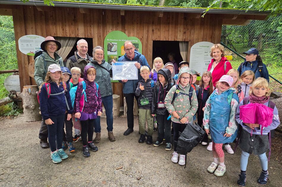 Bescheidübergabe BNE durch Umweltminister Kummer Umweltminister Kummer übergibt den BNE-Fördermittelbescheid im Beisein von Schülerinnen und Schülern an die Wildtierland Hainich gGmbH
