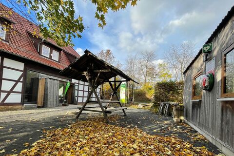 Blick auf den Platz vor dem Eingang der Wildkatzenscheune mit dem Defibrillator am Schuppen