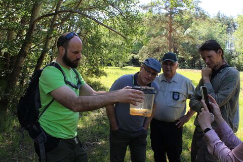 Projektleiter Martin Burmeister berichtet Andreas Heck (Untere Naturschutzbehörde), Günther Zell (ThüringenForst) und Kevin Töfge (Stiftung Naturschutz Thüringen) über die Naturschutzmaßnahmen für die Gelbbauchunke am Grubenberg bei Gerstungen