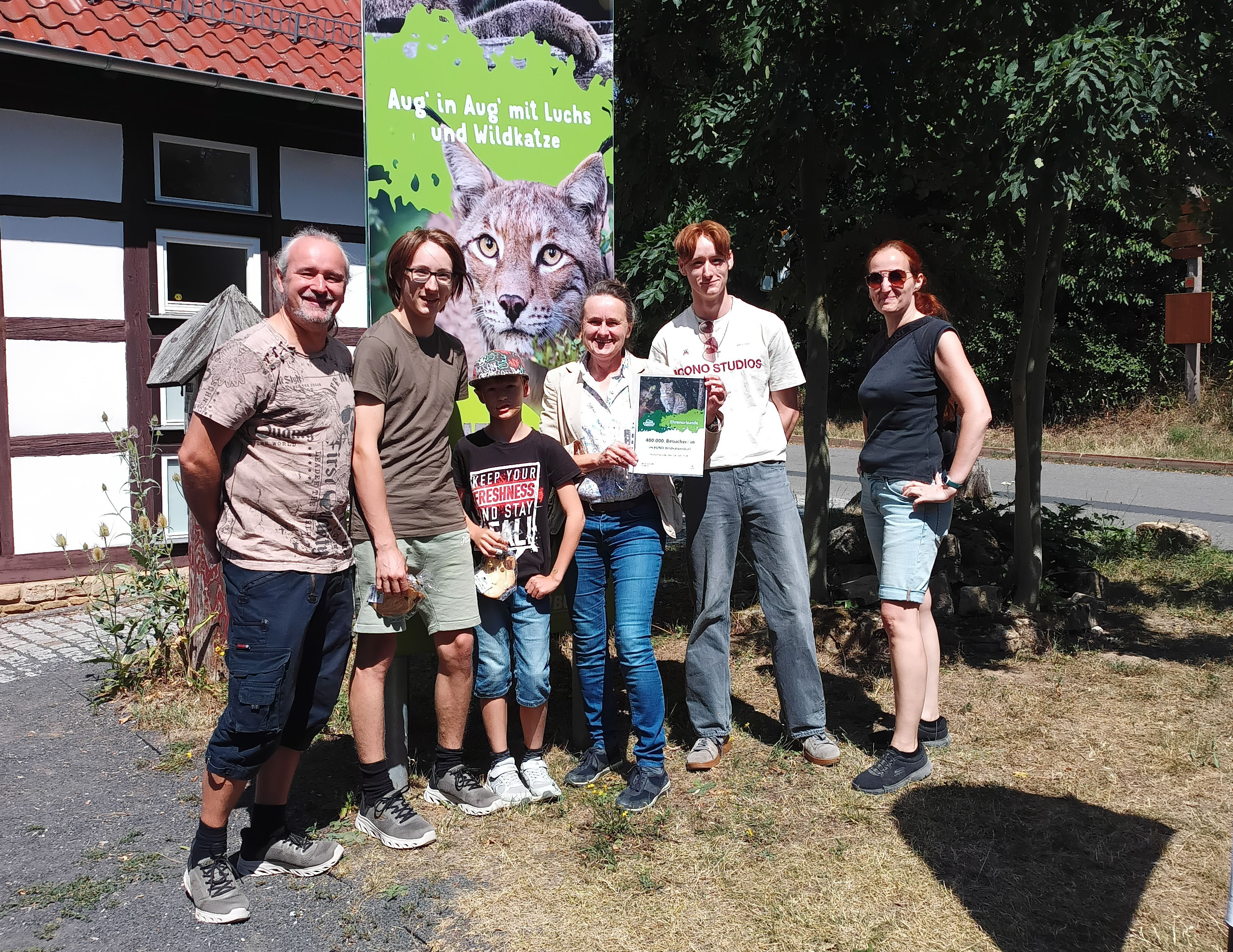 400.000. Besucher im BUND-Wildkatzendorf Hütscheroda, Fabrice Riedel (3. v. l.), mit seiner Familie aus Mühlhausen vor der Wildkatzenscheune