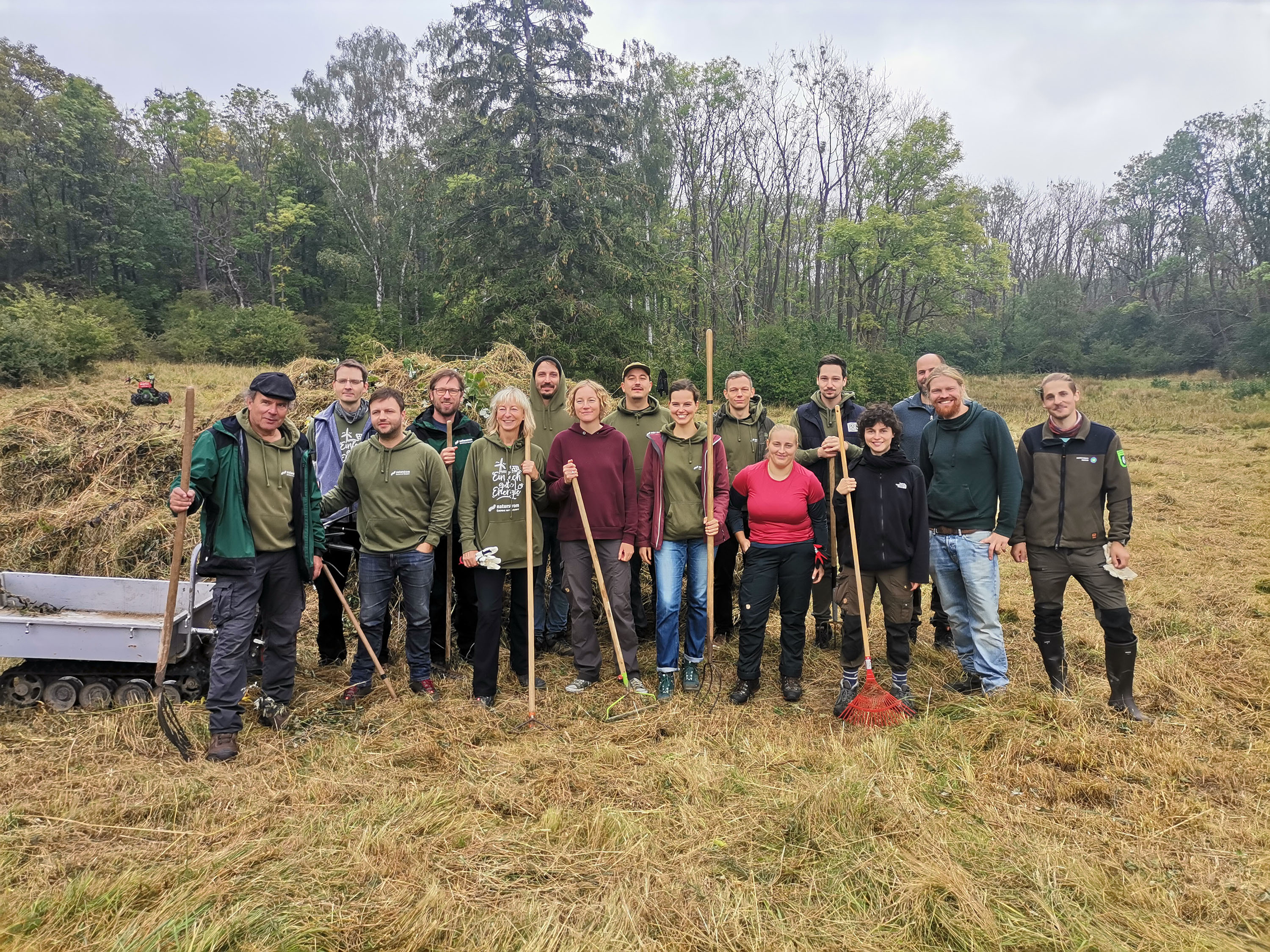 Gruppenbild mit den Helfern des Pflegeeinsatzes auf der gemähten Binsenwiese